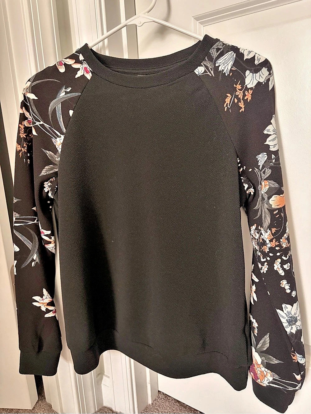 Emery Rose Floral Raglan Sweatshirt in Black Size XS Like New